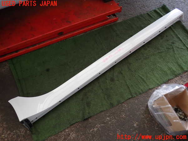 2UPJ-31311390]ジャガー・XE(JA2XC)右サイドステップ 中古_m0001.jpg