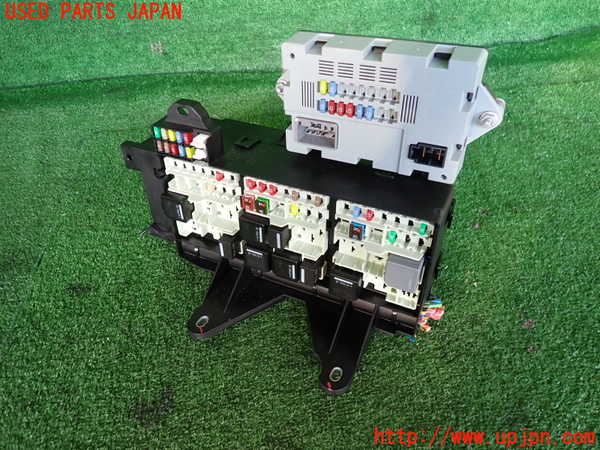 2UPJ-31316741]ジャガー・XE(JA2XC)ヒューズボックス1 中古_m0001.jpg