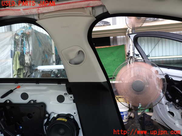 2UPJ-31317670]ジャガー・XE(JA2XC)左センターピラートリム 中古_m0002.jpg