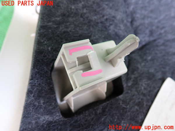 2UPJ-31317680]ジャガー・XE(JA2XC)左リアピラートリム 中古_m0002.jpg