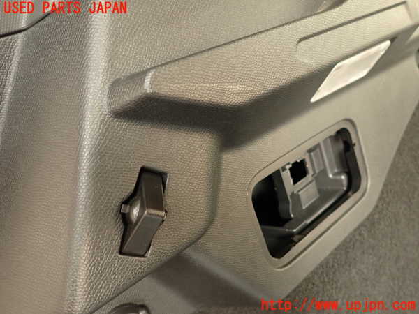2UPJ-31337680]DSオートモビルズ ・DS 7(DS7 クロスバック)(X745G06)左リアピラートリム 中古_m0002.jpg