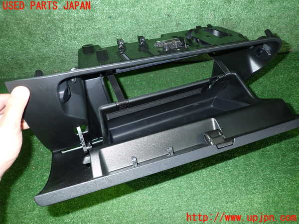 2UPJ-31347516]ボルボ・EX40(XC40 リチャージ)(XE400RXCE)グローブボックス1 中古_m0004.jpg