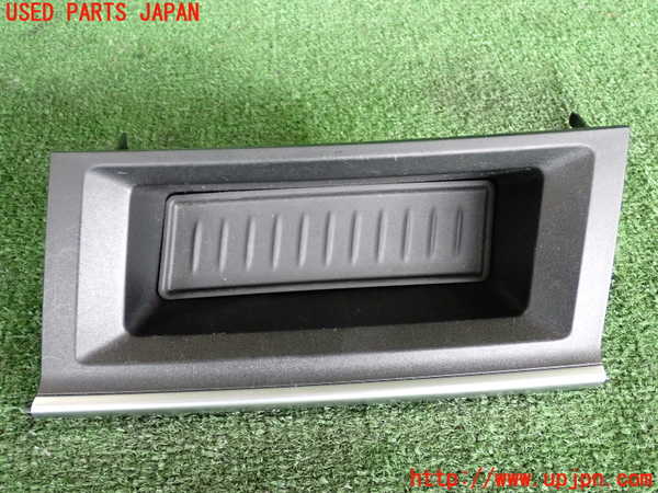 2UPJ-31377841]BMW 218d アクティブツアラー(2C20)小物入れ1 中古 F45_m0002.jpg