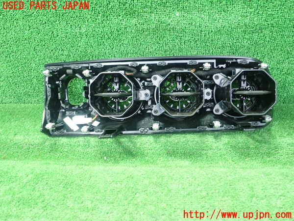 1UPJ-31397527]ベンツ A250 4MATIC セダン(177147M V177)エアコン吹き出し口2 (真中) 中古_m0002.jpg