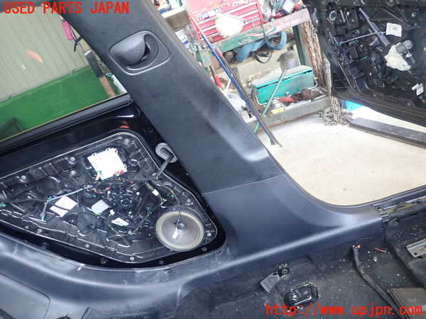 1UPJ-31397670]ベンツ A250 4MATIC セダン(177147M V177)左センターピラートリム 中古_m0001.jpg
