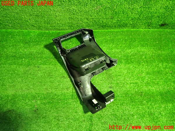 1UPJ-31417841]ボルボ・V40(MB4154T)小物入れ1 中古_m0003.jpg