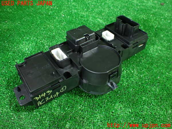 5UPJ-31436066]ルノー・カングー(KWK4M)エアコンスイッチ1 中古_m0002.jpg
