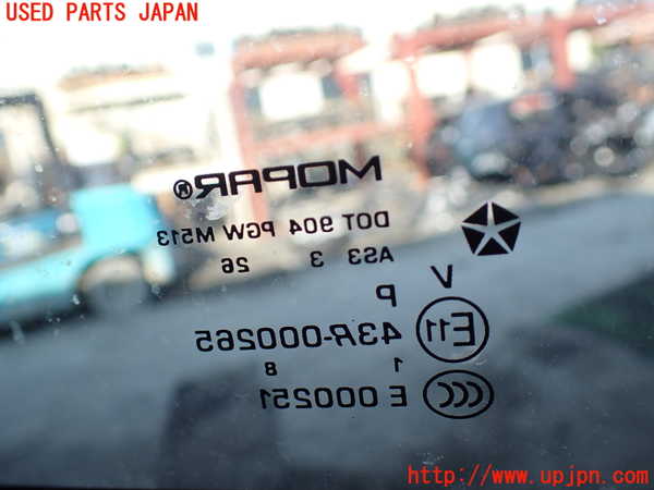 5UPJ-31521380]ジープ・ラングラー アンリミテッド(JK36L)右クォーターガラス 中古 MOPAR M513 43R-000265_m0003.jpg