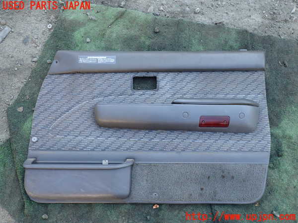 5UPJ-31531234]ハイラックスサーフ N130系 4ドア(VZN130G)右前ドア内張り 中古_m0001.jpg