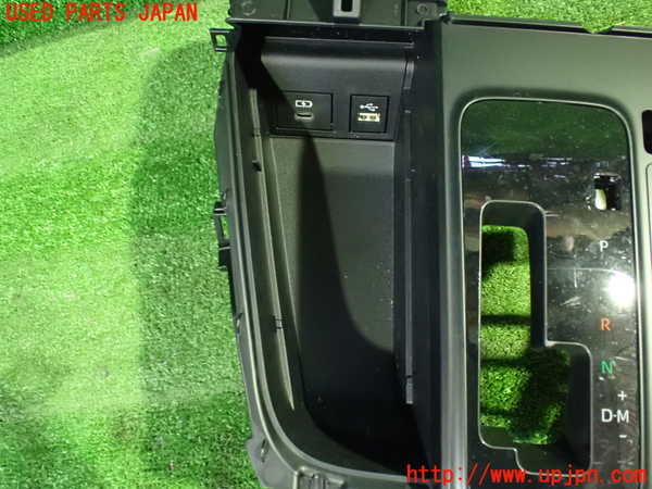 5UPJ-31577841]ノア(ヴォクシー)(MZRA90W)小物入れ1 中古_m0002.jpg