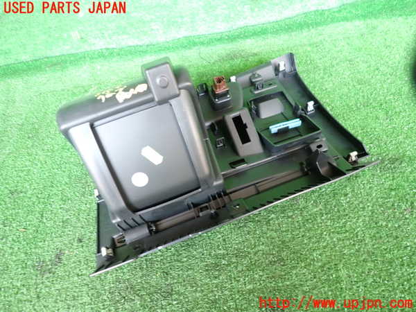 2UPJ-31647516]プジョー・2008(A94HN01)グローブボックス1 中古_m0004.jpg