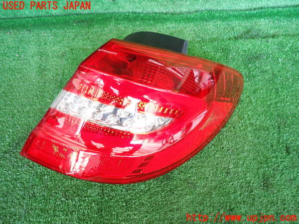 5UPJ-31661530]ベンツ B180(246242)(246)右テールランプ 中古_m0001.jpg