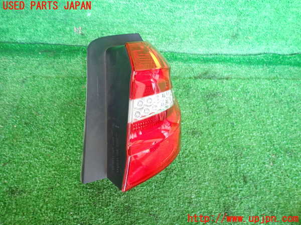 5UPJ-31661530]ベンツ B180(246242)(246)右テールランプ 中古_m0002.jpg