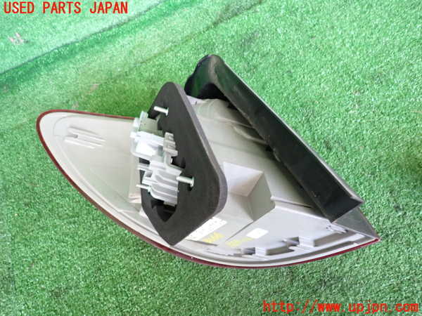 5UPJ-31661530]ベンツ B180(246242)(246)右テールランプ 中古_m0003.jpg
