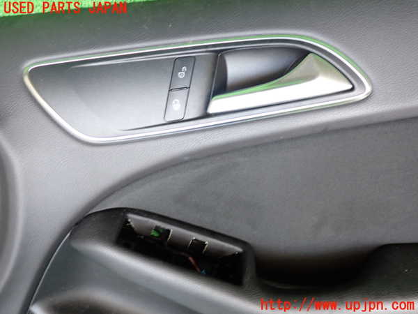 2UPJ-31661234]ベンツ B180(246242)(246)右前ドア内張り 中古_m0002.jpg