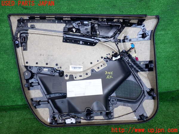2UPJ-31661234]ベンツ B180(246242)(246)右前ドア内張り 中古_m0003.jpg
