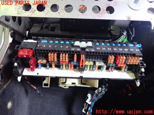 2UPJ-31676741]BMW 320i(AV22)ヒューズボックス1 中古  E46_m0002.jpg