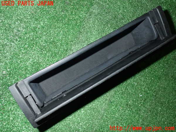 2UPJ-31677841]BMW 320i(AV22)小物入れ1 中古  E46_m0002.jpg