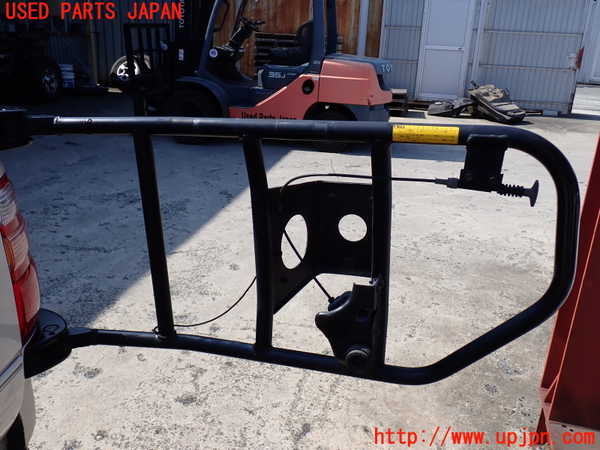 2UPJ-31781700]ランクル100系(UZJ100W)スペアタイヤキャリア 中古_m0004.jpg