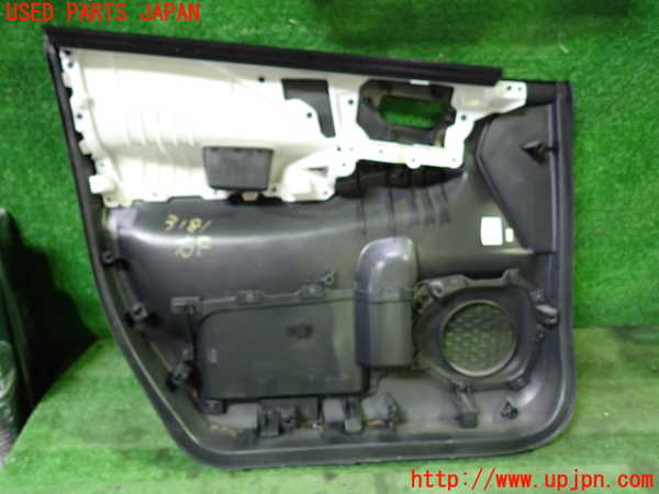 1UPJ-31811234]セレナ C27系(GFC27)右前ドア内張り 中古_m0004.jpg