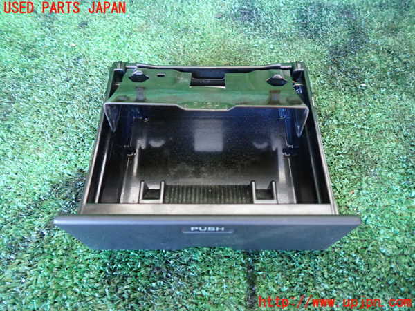 1UPJ-31877821]ハイエースワゴン100系(KZH100G)灰皿1 中古_m0002.jpg