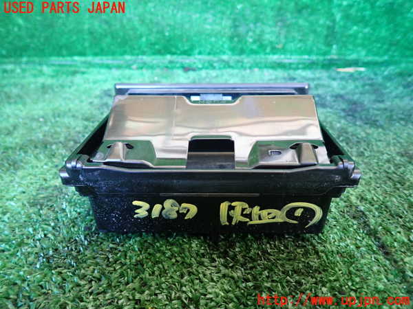 1UPJ-31877821]ハイエースワゴン100系(KZH100G)灰皿1 中古_m0003.jpg