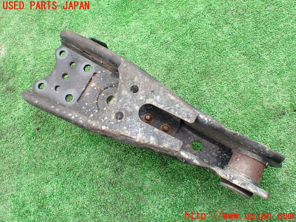 5UPJ-31885176]グランドハイエース(VCH10W)右フロントロアアーム1 中古_m0003.jpg
