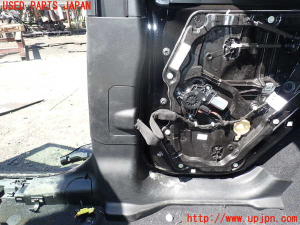 5UPJ-31897665]ジープ・ラングラー アンリミテッド(JL36L)右センターピラートリム 中古_m0003.jpg