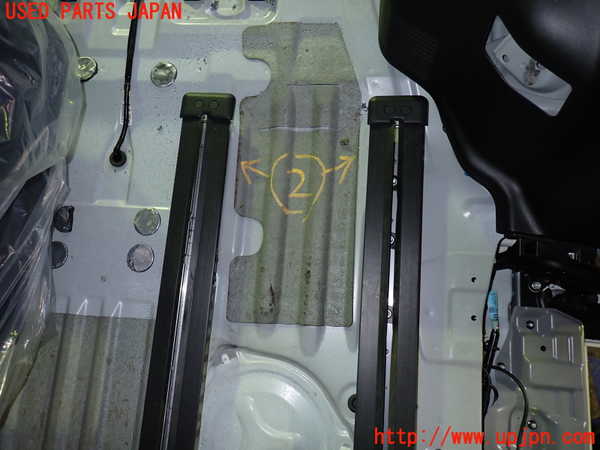 1UPJ-31907497]セレナ e-POWER(HFC27)シートレール② (２列目左) 中古_m0002.jpg