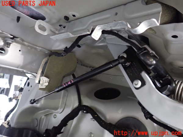 2UPJ-31931506]ジャガー・XE(JA2GA)トランクダンパー 中古_m0001.jpg