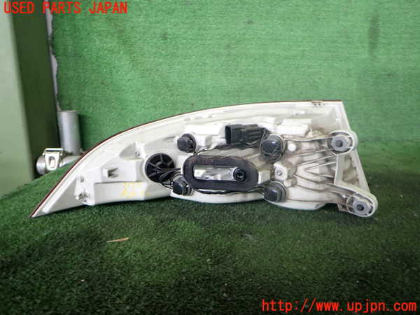 2UPJ-31931530]ジャガー・XE(JA2GA)右テールランプ 中古_m0002.jpg