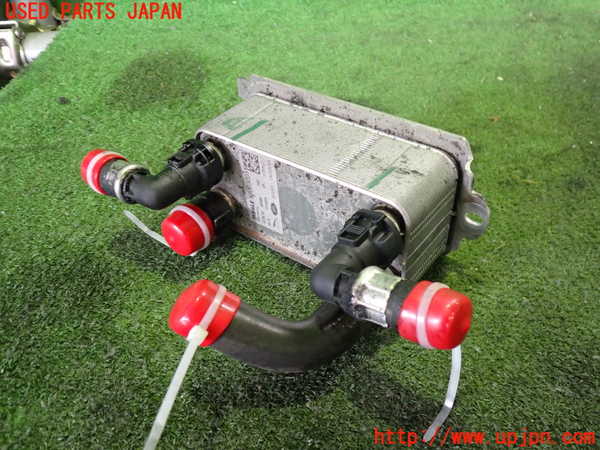 2UPJ-31932481]ジャガー・XE(JA2GA)オイルクーラー1 中古_m0001.jpg