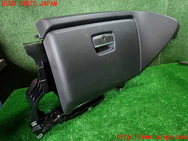 1UPJ-31967516]BMW 120i カブリオレ E88(UL20)グローブボックス1 中古_m0001.jpg