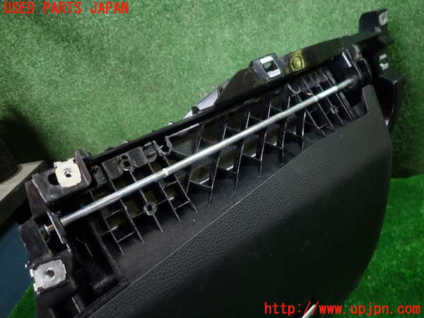 1UPJ-31967516]BMW 120i カブリオレ E88(UL20)グローブボックス1 中古_m0003.jpg