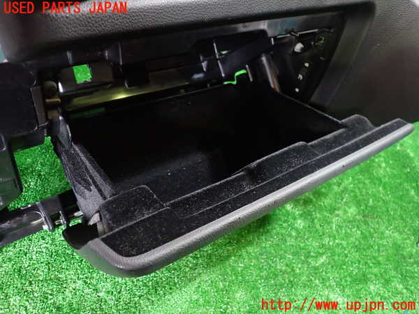 1UPJ-31967516]BMW 120i カブリオレ E88(UL20)グローブボックス1 中古_m0004.jpg