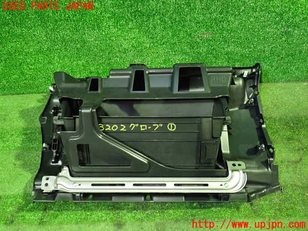 5UPJ-32027516]シビック タイプR(FK8)グローブボックス1 中古_m0003.jpg