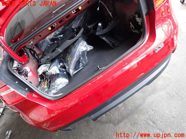 2UPJ-32121610]ジャガー・XE(JA2NA)リアバンパー 中古_m0001.jpg