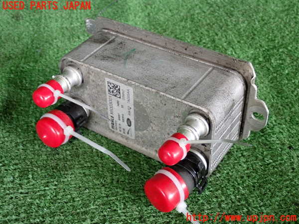 2UPJ-32122481]ジャガー・XE(JA2NA)オイルクーラー1 中古_m0001.jpg