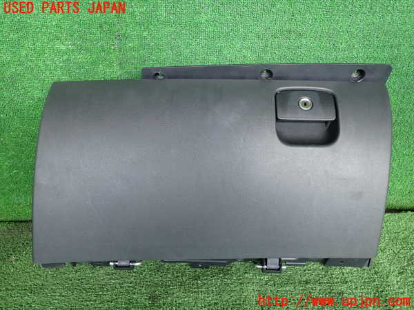 2UPJ-32127516]ジャガー・XE(JA2NA)グローブボックス1 中古_m0001.jpg