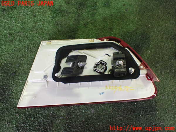 2UPJ-32291552]ジャガー・XE(JA2NA)左リアフィニッシャー 中古_m0002.jpg