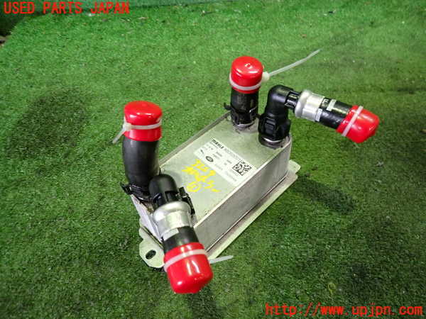 2UPJ-32292481]ジャガー・XE(JA2NA)オイルクーラー1 中古_m0001.jpg
