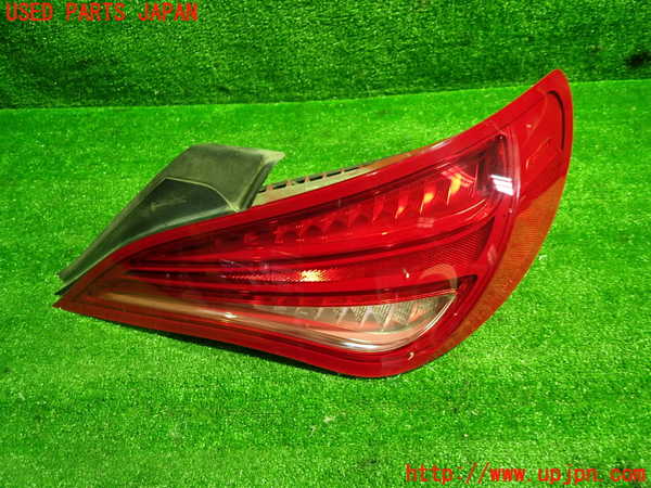 1UPJ-32341530]ベンツ CLA250 4MATIC(117346 C117)右テールランプ 中古_m0001.jpg