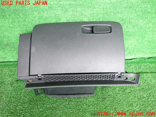 2UPJ-32457516]アウディ・A1 スポーツバック(8XCHZ)グローブボックス1 中古_m0001.jpg