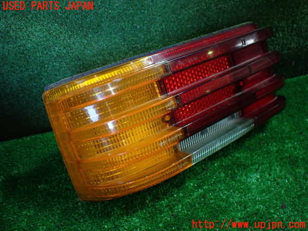1UPJ-32471536]ベンツ 240D(115117)W115左テールランプ 226201-0 中古_m0001.jpg