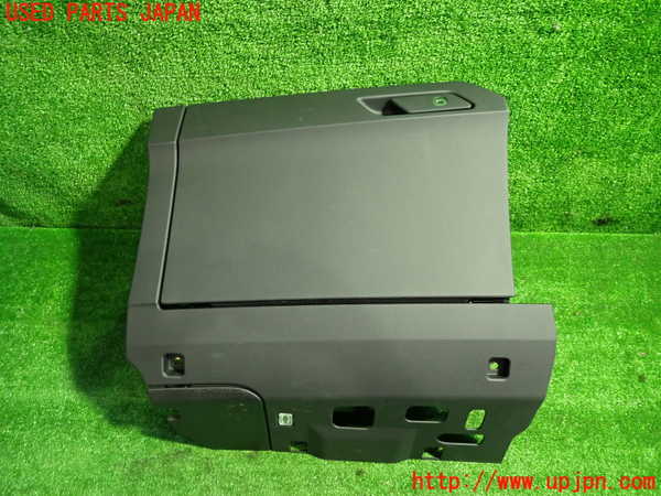 1UPJ-32487516]アウディ・Q3 スポーツバック(F3DPC)グローブボックス1 中古_m0001.jpg