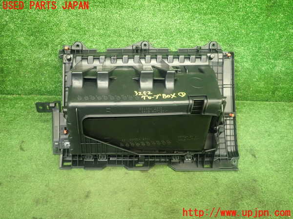 1UPJ-32527516]カローラ クロス ハイブリッド(ZVG13)グローブボックス1 中古_m0003.jpg