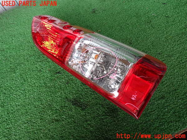 2UPJ-32561530]ハイエースバン200系(KDH206V)右テールランプ 中古_m0001.jpg