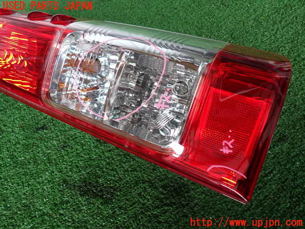 2UPJ-32561530]ハイエースバン200系(KDH206V)右テールランプ 中古_m0002.jpg