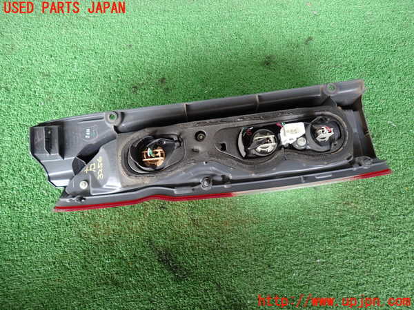 2UPJ-32561530]ハイエースバン200系(KDH206V)右テールランプ 中古_m0004.jpg