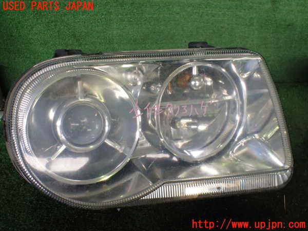 2UPJ-32571130]クライスラー・300C(LX57-)右ヘッドライト ハロゲン 中古_m0001.jpg